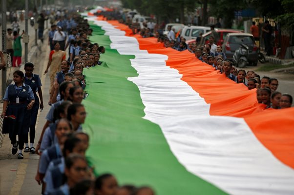 Студенти носят гигантски флаг на Индия по време на тържествата за 75-годишнината от независимостта на страната.
СНИМКИ: РОЙТЕРС