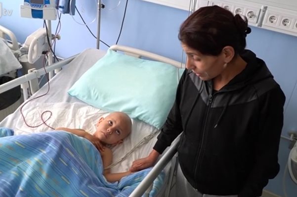 4-годишният Сарп в болницата с майка си Гюллю Махмуд. Кадър: БиТиВи