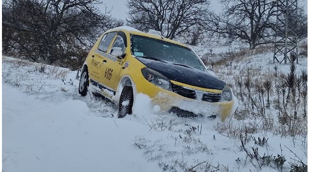 Снежни неволи на пътя Шипка - Дунавци в община Казанлък.
Снимка: Ваньо Стоилов