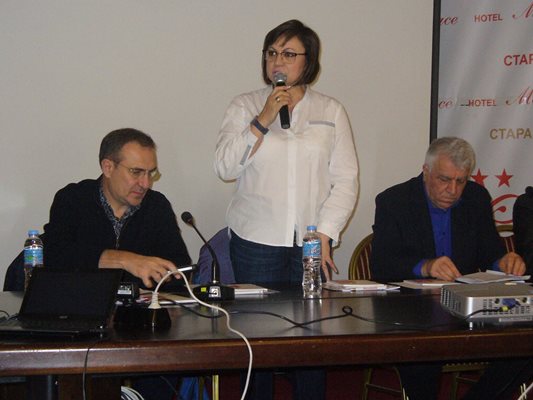 Лидерът на БСП Корнелия Нинова говори пред кметовете и общински съветници социалисти от Югоизточния район на среща в Стара Загора.
Снимка: Ваньо Стоилов