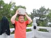 Китаец отслабна с 30 кг чрез камък върху главата (Видео)