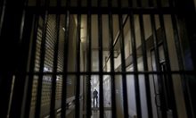 Задържаха трима надзиратели от затворническото общежитие в Разделна