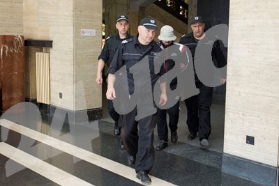 Полицаи водят Любо Гребеца в съда.