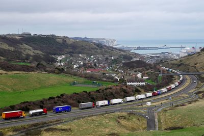 A queue of trucks forms in the direction of the port of the city of Dover, in the southeast of England, from where ferries leave for continental Europe.  PHOTO: Reuters