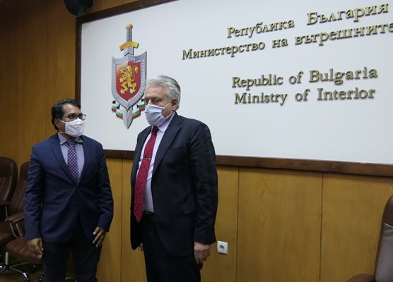 Нарасимха Рао Нилагири Лакшми и Бойко Рашков по време на срещата в МВР. 