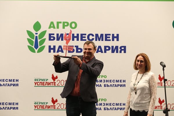 Отличието “Агроиноватор” за компанията “Ондо” получи Свилен Младенов. Връчи му го Красимира Иванова, маркетинг мениджър на БАСФ “Решения в земеделието”.