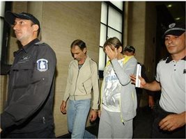 Бисер Борисов и Владо Тотев (от дясно на ляво) влизат в съдебната зала. 