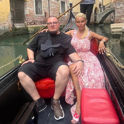 Светлана и Гущеров пътуват из Европа с луксозен бус
