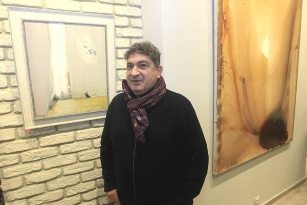 Греди Асса по време на откриването на изложбата си “Мигове светлина”