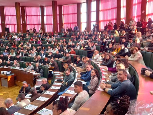 Срещата протече при голям интерес.