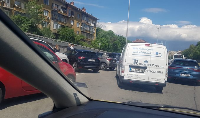 Тежка катастрофа с 4-5 коли спря движението край Румънското посолство в София
Снимка: Фейсбук/Lubomir Stefanov