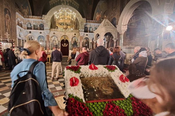 Отслужиха тържествена литургия за Цветница в "Св. Александър Невски" Снимка: Велислав Николов