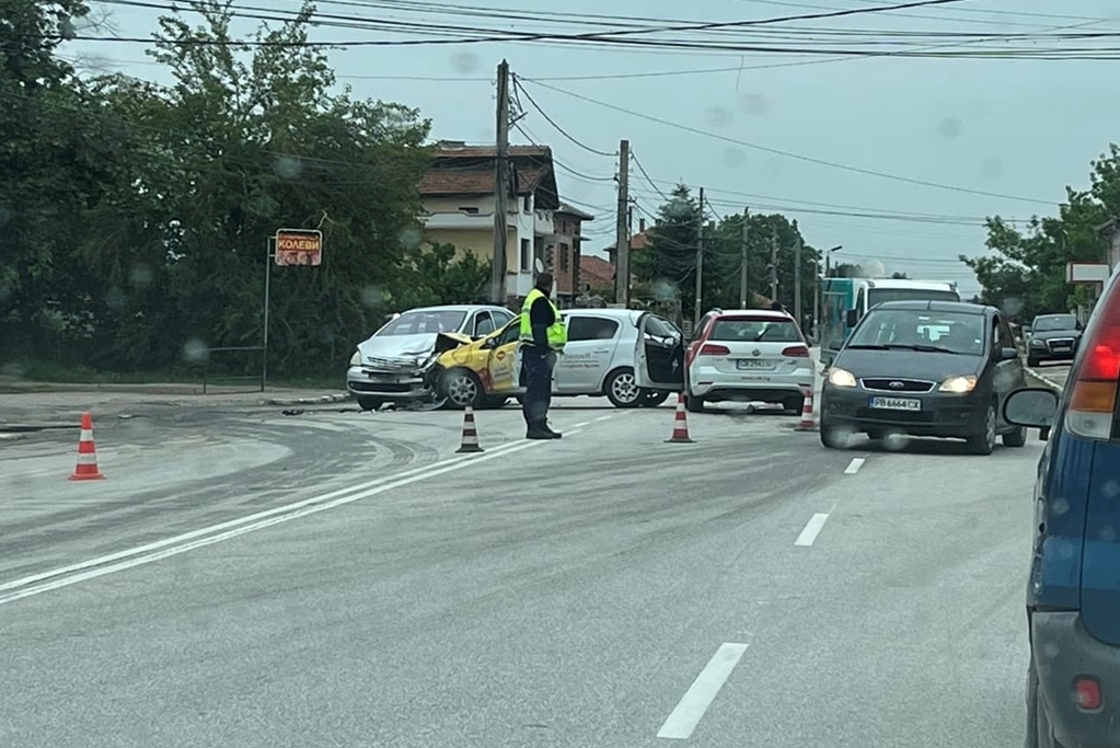 Две жени са в Спешното след удар с три коли на кръстовище в Първомай