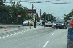 Двама са в Спешното след удар с три коли на кръстовище в Първомай