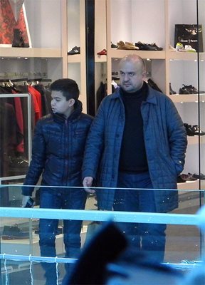 Костадинов излиза от магазин за обувки