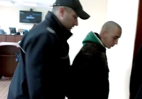 Петър Русев излиза от Апелативния съд в Бургас.