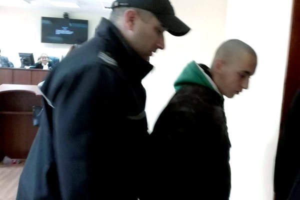 Петър Русев излиза от Апелативния съд в Бургас.