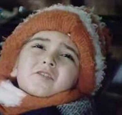 Малката Деси Минчева в култовата сцена от филма "Топло"