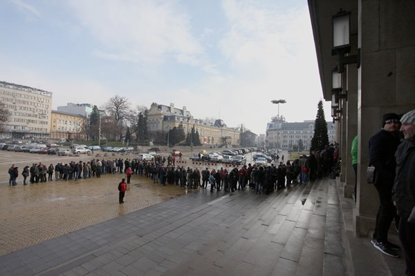 Интересът към юбилейните монети е толкова голям, че понякога в деня на пускането им пред БНБ се образуват огромни опашки.