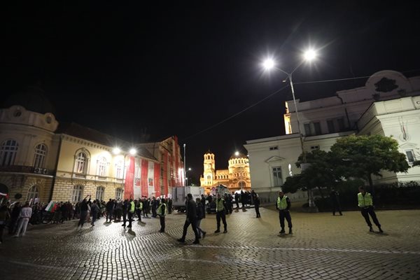 Малобройна група протестиращи преминава вечерта в събота покрай полицейския кордон на сградата на парламента, за да стигне до “Св. Александър Невски”. На това място на 22 септември имаше сблъсъци.