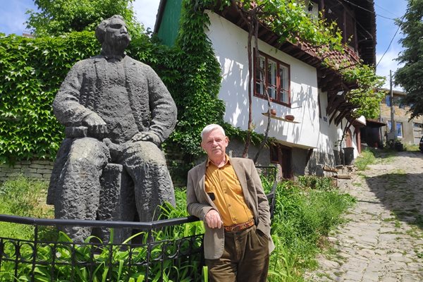 Ван Бейлен до паметника на Петко Славейков, който е срещу къщата му във Велико Търново.