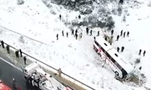Автобус падна в 30-метрова пропаст в Истанбул, 18 са ранени (Видео)
