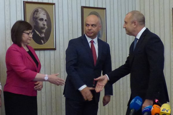 Корнелия Нинова и Георги Свиленски върнаха мандата на президента Румен Радев.