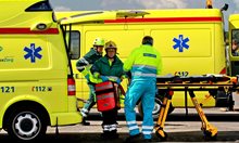 Един загинал и няколко ранени, след като кола се вряза в група хора в Шефилд