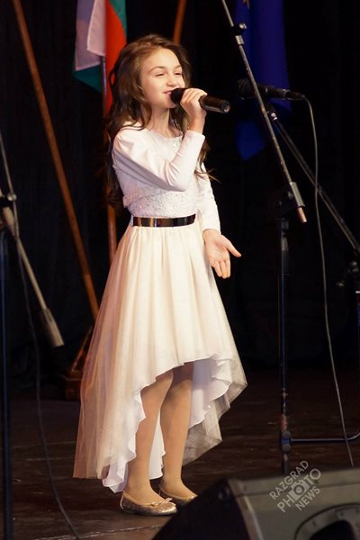 Крисия пее “Я кажи ми, облаче ле бяло” на церемонията в Разград във вторник вечерта.  СНИМКИ: РАЗГРАД ФОТО НЮС И БУЛФОТО