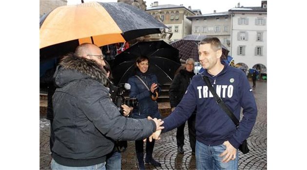 ПРИЗНАТЕЛНОСТ: Дъждът на спря жителите на Тренто и те поздравиха лично топ треньора Стойчев.