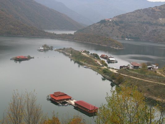 Инцидентът е станал в района между село Михалково и стената на язовира, където има множество вили и понтонни къщички.