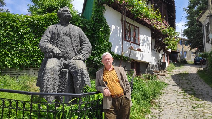 Ван Бейлен до паметника на Петко Славейков, който е срещу къщата му във Велико Търново.