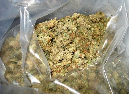 7.5 кг марихуана вкарват двама в ареста