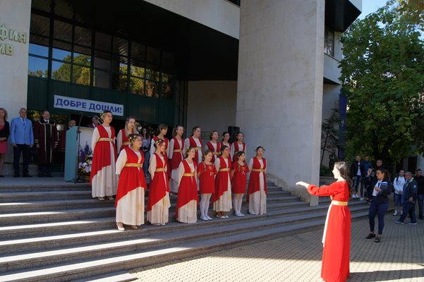 Хор "Евмолпея" поздрави студентите във филиала на Техническия университет в Пловдив.