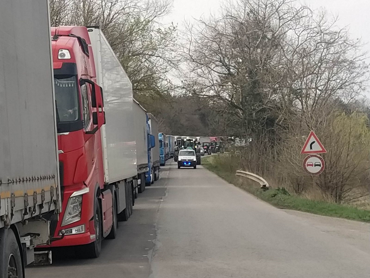 Интензивен е трафикът за товарни автомобили на гранични пунктове с Румъния
