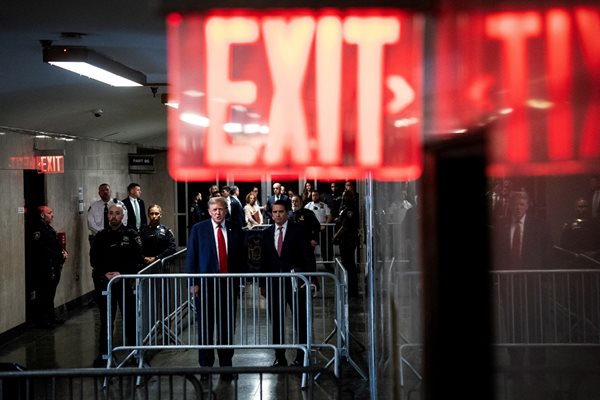 Доналд Тръмп на излизане от съдебната зала в Манхатън, след изборът на съдебни заседатели по делото му Снимка: Ройтерс