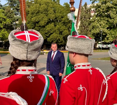 The handover and acceptance of the flag of the XIII Youth Guards Unit at the Municipal Youth Center-Ruse Photo: Press Center of the Municipality of Ruse