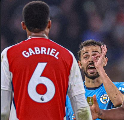 Bernardo Silva shows how many trophies they have won 