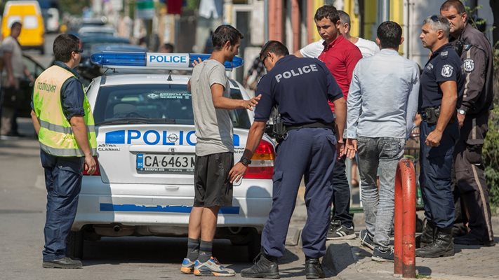 Полицаи в столицата проверяват чуждестранни граждани. Засилване на мигрантския натиск е най-големият риск пред страната ни при война между Израел и Иран, анализират експертите.