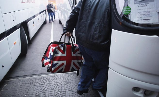 Пътник с куфар с флага на Великобритания се качва на автобус за Лондон от София. Рейсът оставя пътници и в Австрия, Германия, Чехия и пр.