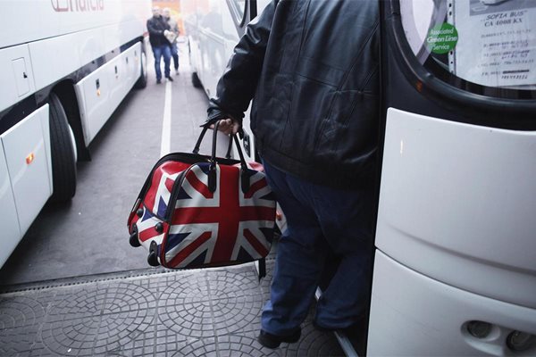 Пътник с куфар с флага на Великобритания се качва на автобус за Лондон от София. Рейсът оставя пътници и в Австрия, Германия, Чехия и пр.