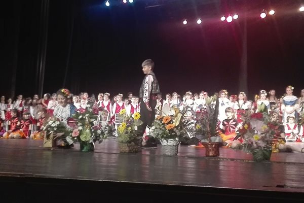 Кошници с цветя  изпратиха кметът, областният управител, бургаски училища  и приятели на танцовия ансамбъл.
