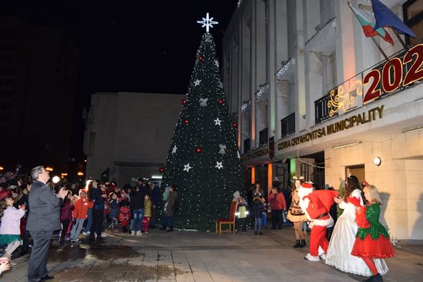 С празник за децата грейна коледната елха в Горна Оряховица