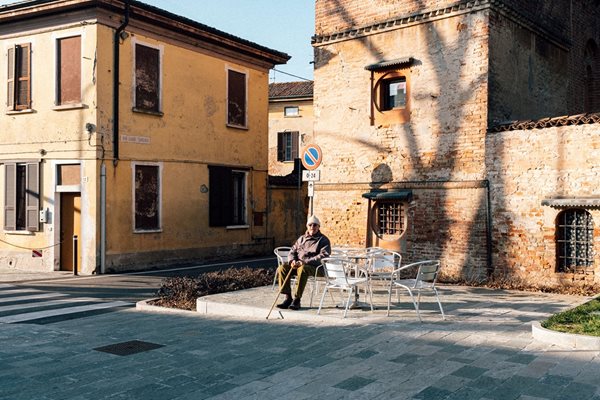 87-годишен италианец седи самотен на площада в Сан Фиорано - едно от градчетата под карантина.
 Улиците опустяха в червената зона.