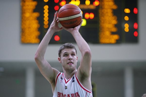 Везенков ще играе за България в предстоящите квалификации.