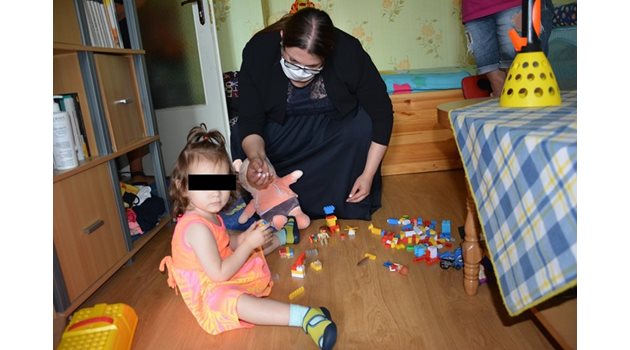 Заместник-министърът на труда и социалната политика Адриана Стоименова посети още в първите дни  момиченцето, за да види какви са условията в приемното семейство. 
