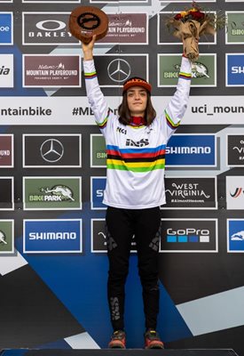 Световната шампионка Изабела Янкова вече е носителка и на световната купа по спускане в планинското колоездене при девойките.