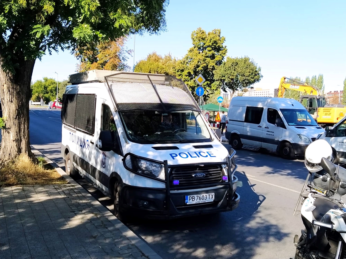 Много полиция за първата копка на пробива под Водната палата в Пловдив (снимки)