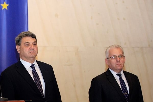 Петър Тодоров (вляво) и Станимир Станев подадоха оставки във вторник. 
СНИМКА: ВЕЛИСЛАВ НИКОЛОВ