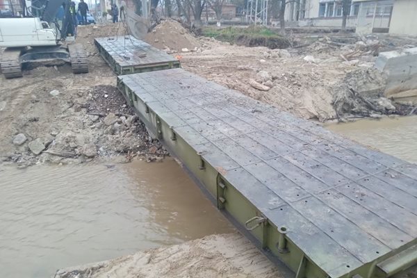 Мостът се изгражда усилено.

СНИМКИ: Община Карлово.